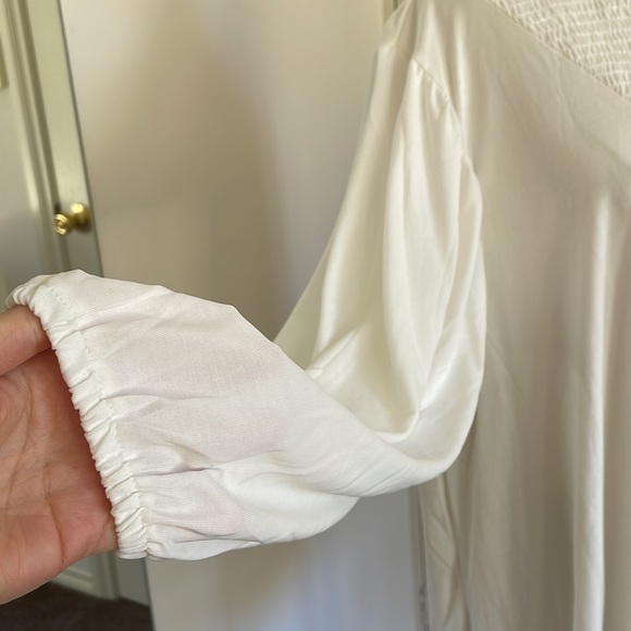 BNWT✨LULAROE Clara smocked blouse in off white - Picture 4 of 11